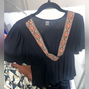 SIZE LARGE WOMENS VNECK TOP SHEIN